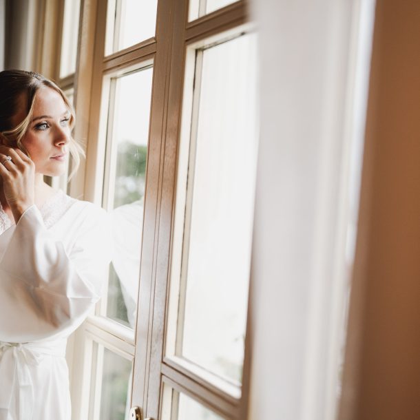 Novia poniendo arete