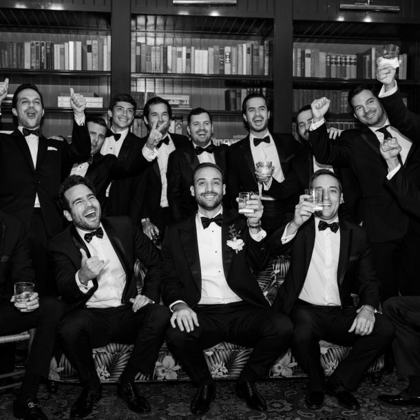 Novio y caballeros felices