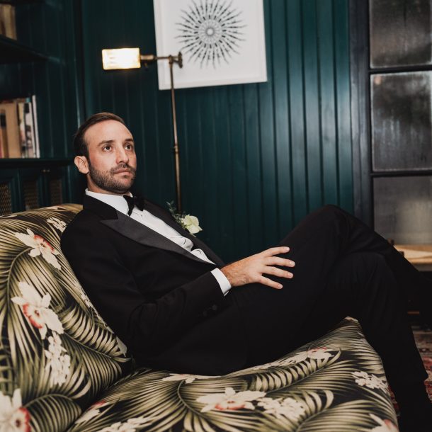 Retrato de novio en un sillón