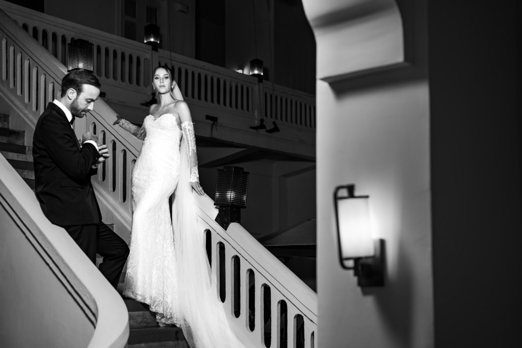 Foto de novios posando en una escalera