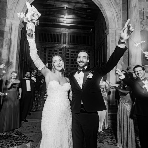 Novios saludando fuera De la Iglesia