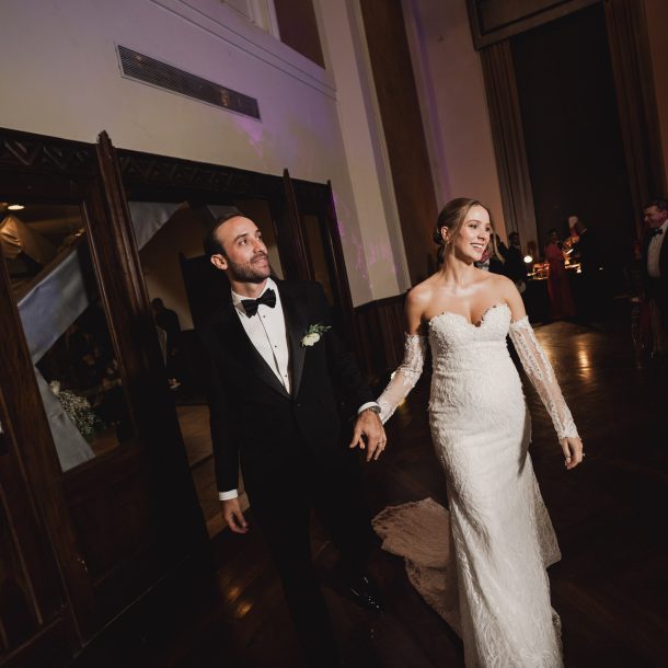 Novios entrando en su salón de recepción