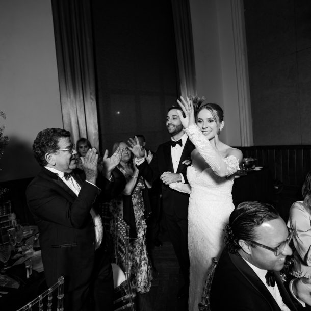 Novios saludando en su entrada en el salón