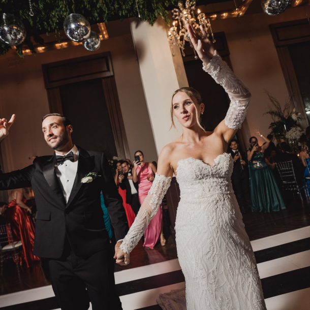 Novios entrando a la pista de baile
