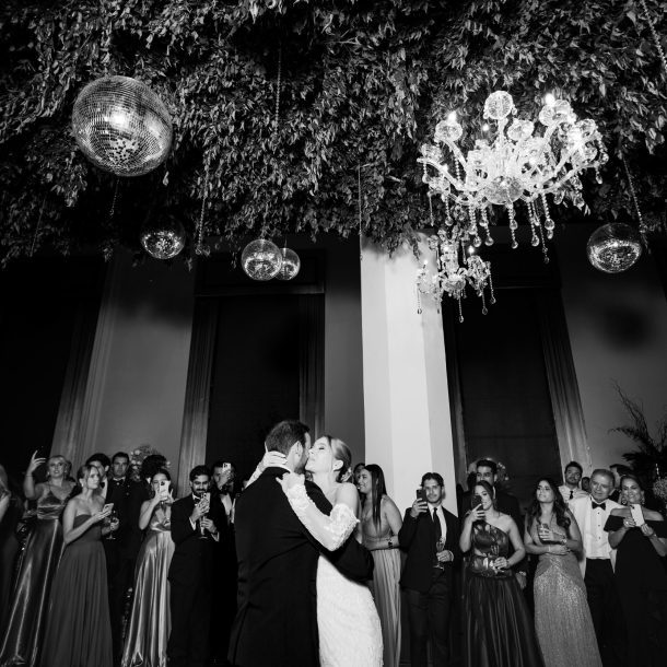 Foto del primer baile de los novios en blanco y negro