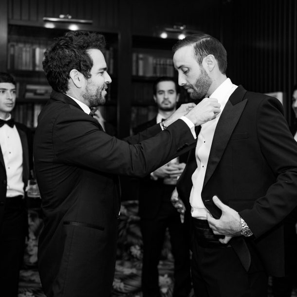 Caballero arreglando el novio