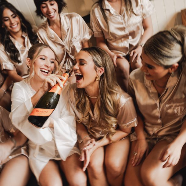 Brindis entre novia y damas