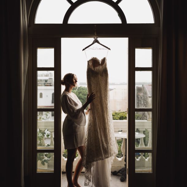 Novio en contraluz con vestido de novia