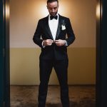 Novio arreglando su saco