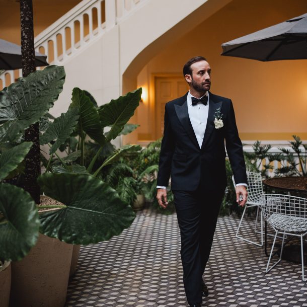 Novio caminando para foto