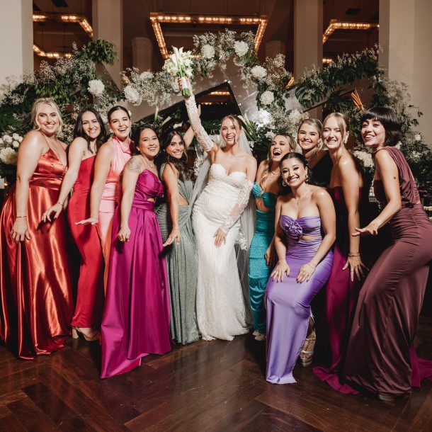 Foto de las damas y novia mirando la camara