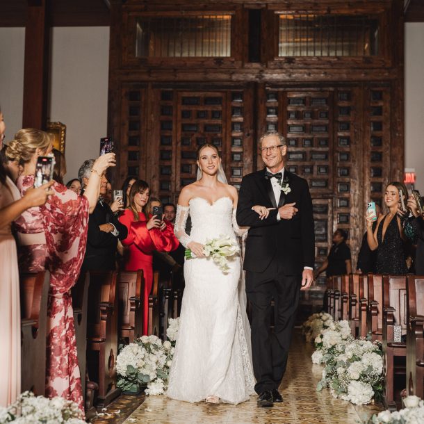 Novia caminando con su papá en la iglesia