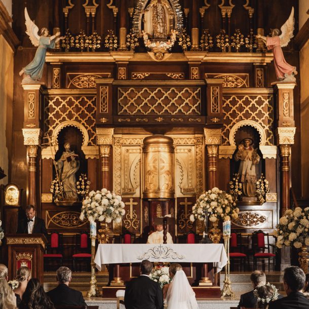Foto De la Iglesia por dentro con los novios sentados