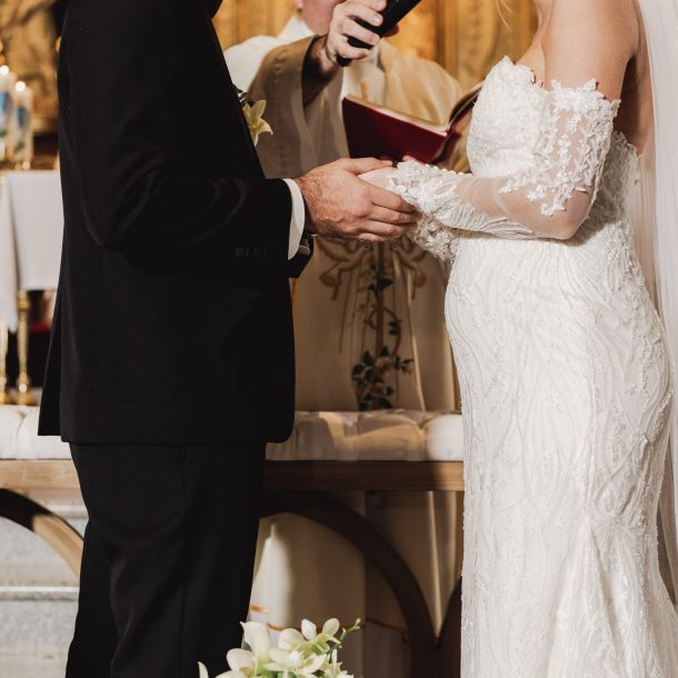 Novios dándose la mano en la iglesia