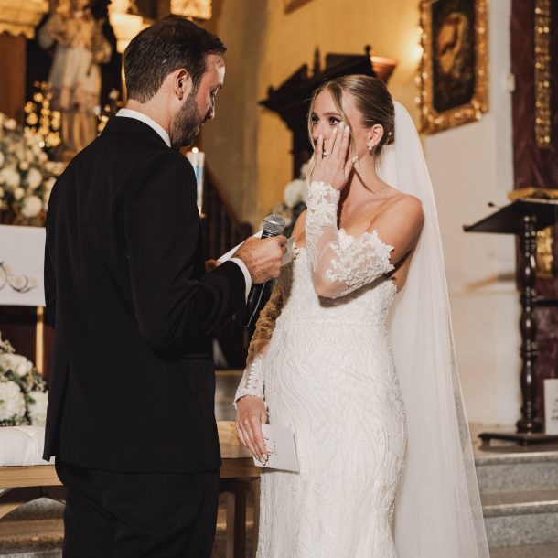 Novia llorando escuchando los votos