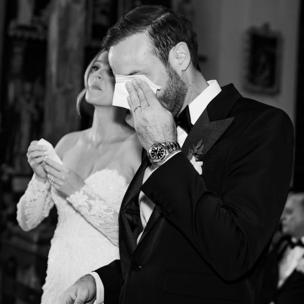 Novios llorando en la iglesia