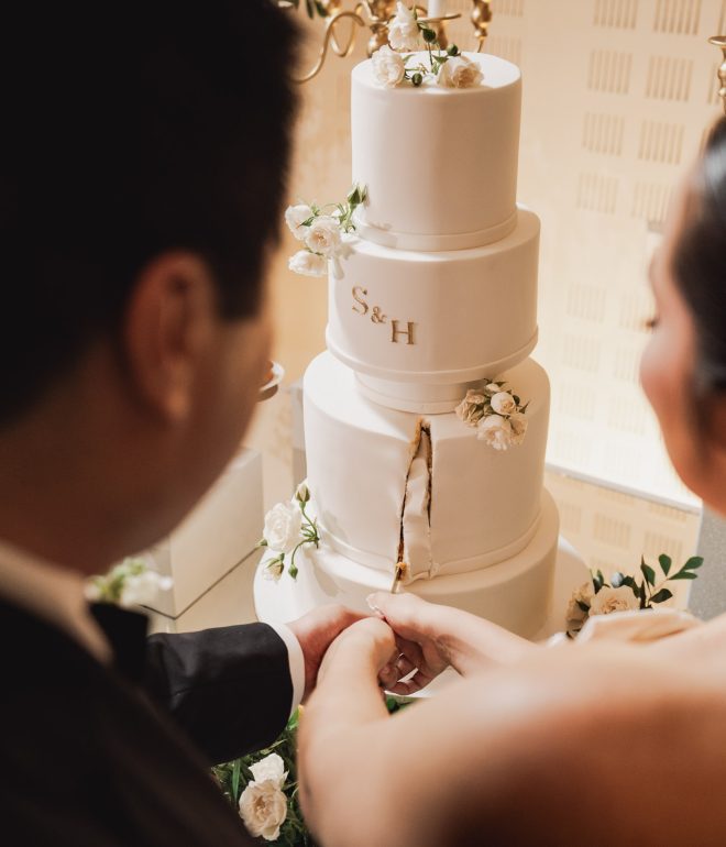 Novios cortando el dulce