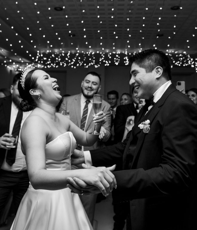 Novios felices en su recepción