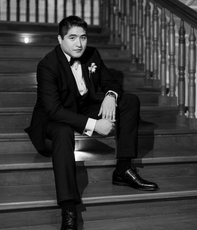 Novio posando en una escalera