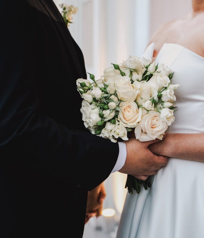 Novios dándose la mano