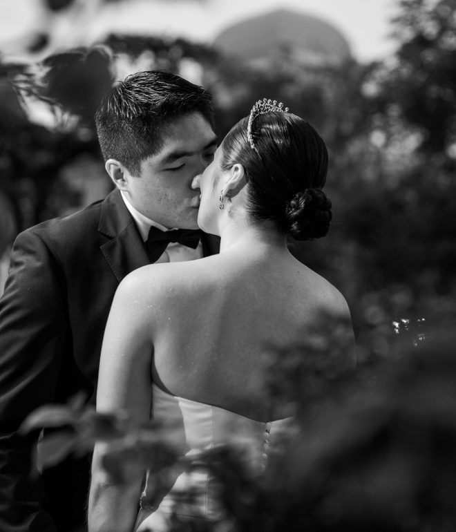 Novios dándose un beso