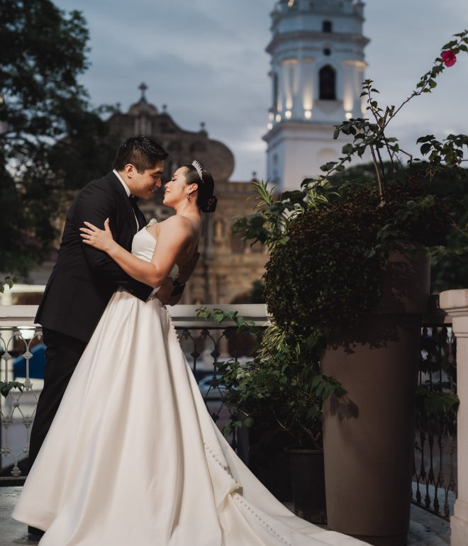 Foto de novios con Casco Viejo de fondo