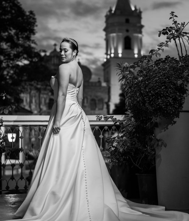 Retrato de novia en balcón