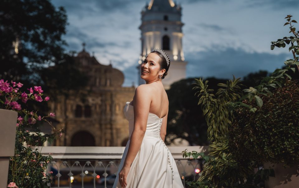Retrato de novia al atardecer en el Hotel Central de Casco Viejo