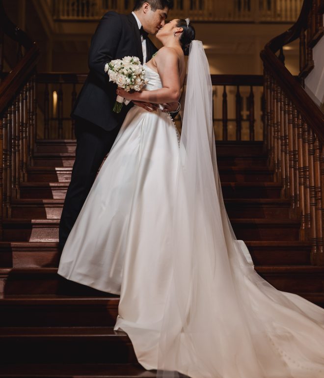 Foto de novios en la escalera del hotel
