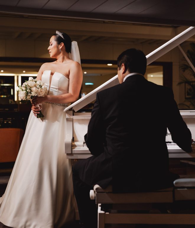 Foto de novios con un piano