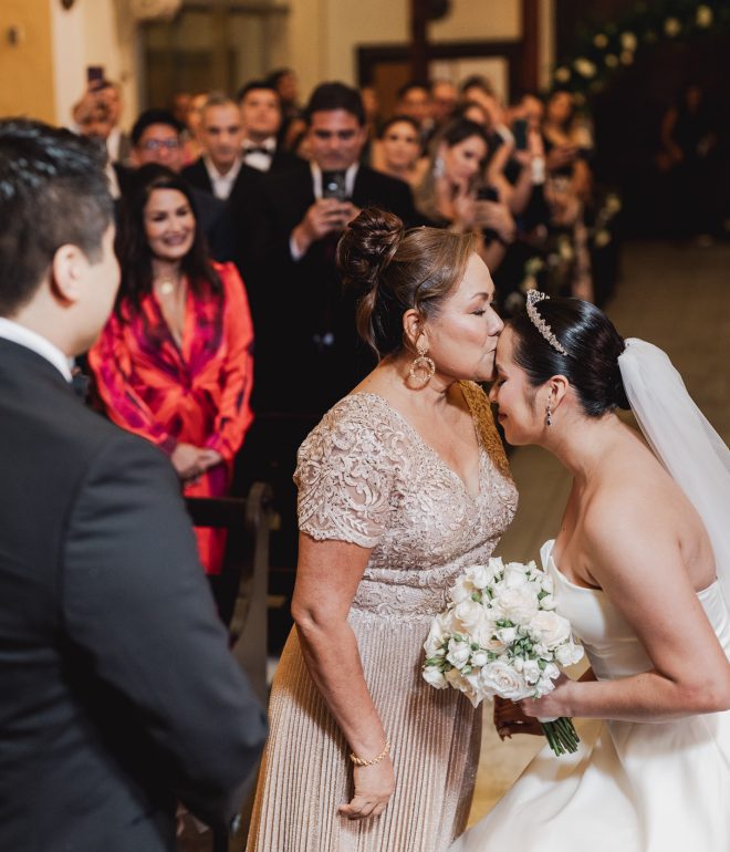 Mamá entregando su hija al novio