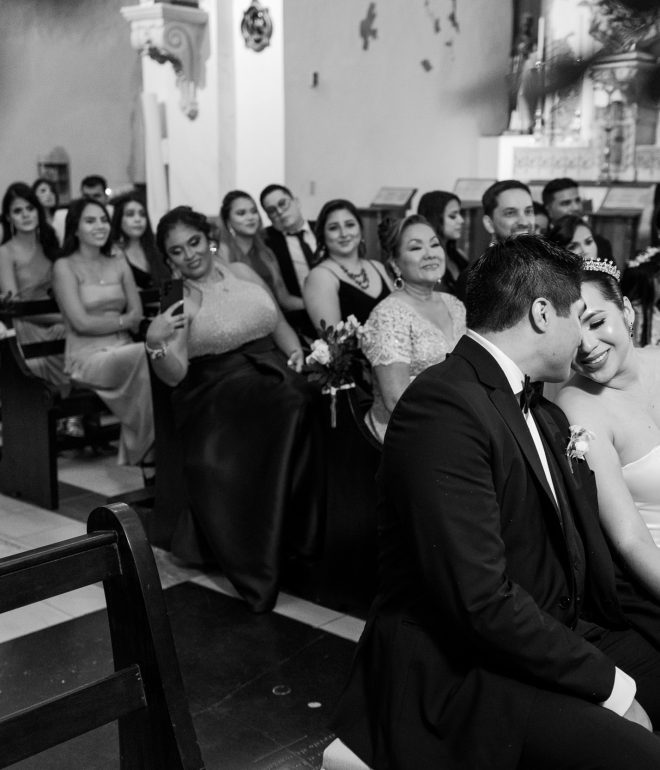 Fotos de novios románticos en la iglesia