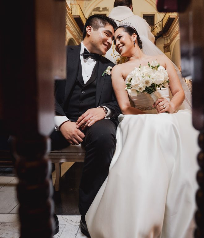 Novios felices en la iglesia