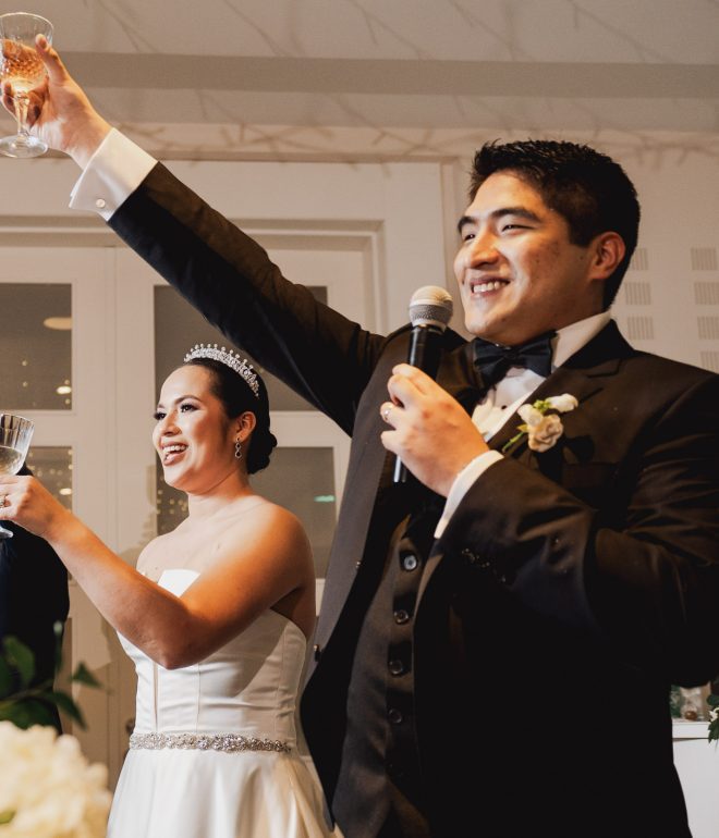 Novios brindando